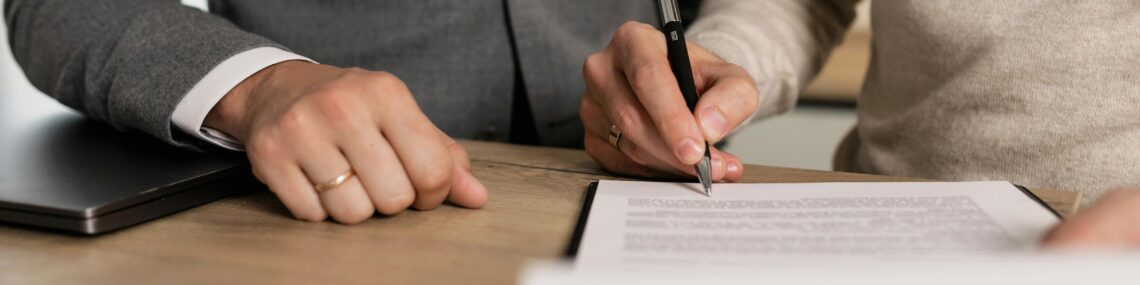 Contract negotiation between businesspeople